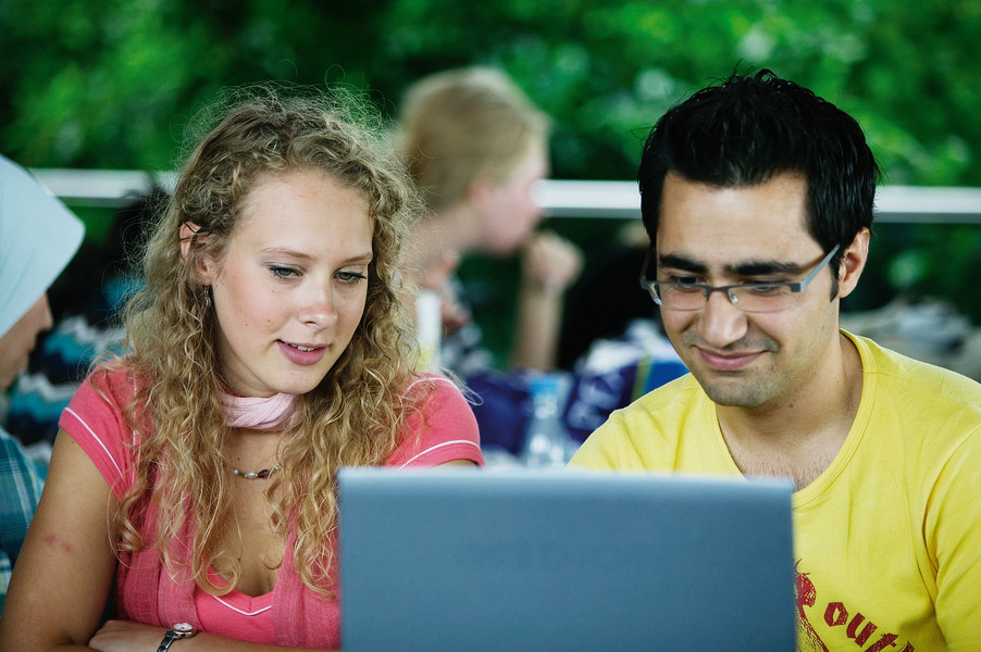 Laptop_two_users.jpg